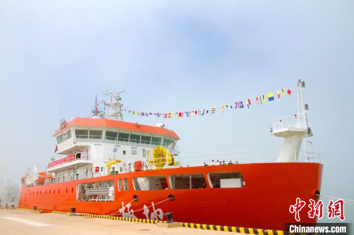 中国自主设计建造新一代破冰调查船“极地”号在山东青岛正式入列